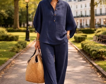 Completo da donna in lino, composto da camicia e pantaloni morbidi e traspiranti, set coordinato minimalista.