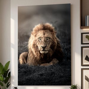 Può includere: Set di tre tazze in ceramica con finitura opaca e macchiettata. Le tazze sono nei toni crema, grigio chiaro e grigio scuro. Design minimalista per caffè o tè.