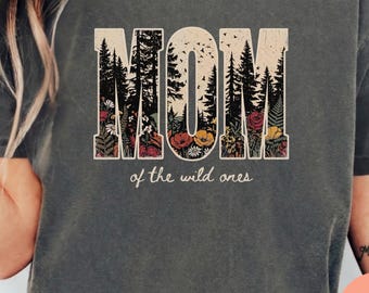 Mama der Wilden T-Shirt, Comfort Colors® Wildflower Forest Graphic Tee, Outdoorsy Nature Mama Geschenk