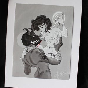 Puede incluir: Ilustración en blanco y negro de una figura sosteniendo una espada, abrazando a una figura con una máscara de demonio. La obra de arte presenta sombreado detallado y una composición dramática, con sangre y tatuajes que agregan interés visual. El estilo recuerda al arte de fantasía oscura.