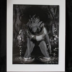 Peut inclure: Impression artistique en noir et blanc d'une figure dans l'eau. La figure a des cheveux foncés et porte des vêtements sombres. Le style est illustratif, avec des ombres, des reflets, des ondulations et des bulles d'eau.