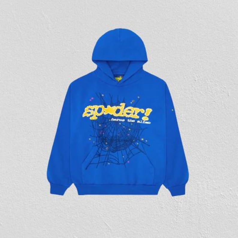 K&ouml;nnte beinhalten: Ein k&ouml;nigsblauer Kapuzenpullover mit Kordelzug und Vordertasche. Auf der Vorderseite des Hoodies steht das Wort "spider!" in Gelb, mit einem Spinnennetz-Design und dem Text "bares the slime".