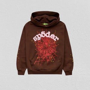 K&ouml;nnte beinhalten: Brauner Kapuzenpullover mit Fronttasche und Kapuze. Auf der Vorderseite befindet sich ein rotes Spinnennetz-Design mit dem Wort "sp5der" in Rosa. Kleine gelbe Sternakzente sind verstreut.
