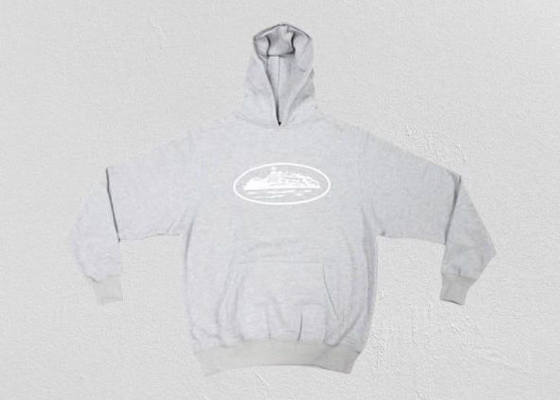 Op de afbeelding: Een lichtgrijze hoodie met een witte ovale afbeelding op de voorkant. De hoodie heeft een capuchon, lange mouwen en een voorzak. De afbeelding lijkt een landschap te zijn.