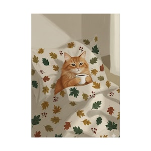 Peut inclure: Illustration d'un chat roux au lit, tenant une tasse blanche. Le chat est sous une couverture et un oreiller décorés de feuilles d'automne vertes, marron et orange. La scène évoque une atmosphère chaleureuse et détendue.