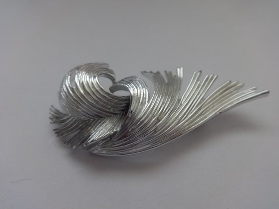 Hallmarked Vintage Lisner Silver Tone Brooch #lis… - image 1