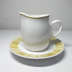Antiqua White Stone Ware Franziskaner Milchkännchen und Untertasse