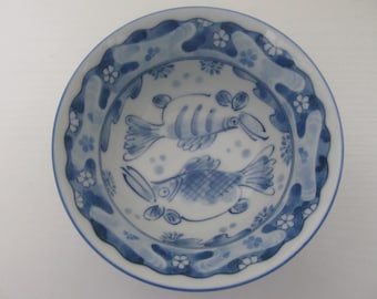 Bol bleu et blanc en porcelaine japonaise design poisson à riz / soupe