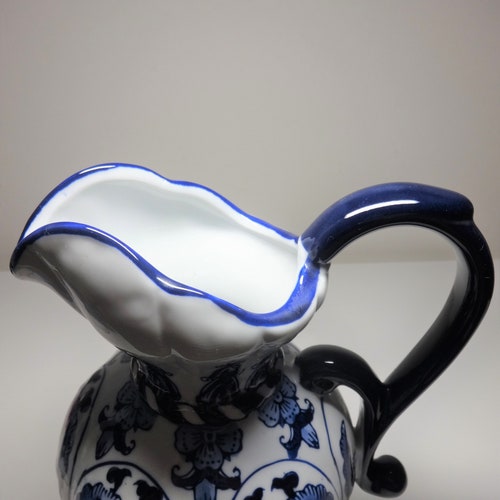 Jingdezhen shops Hand Painted Blue & White Milk Pot Vase New Chinese Fashion Ornament