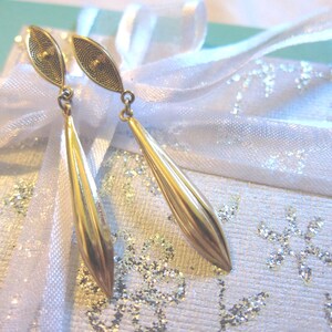 Beautiful Vintage Gold Tone Earrings