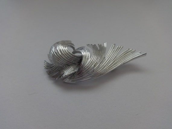 Hallmarked Vintage Lisner Silver Tone Brooch #lis… - image 3