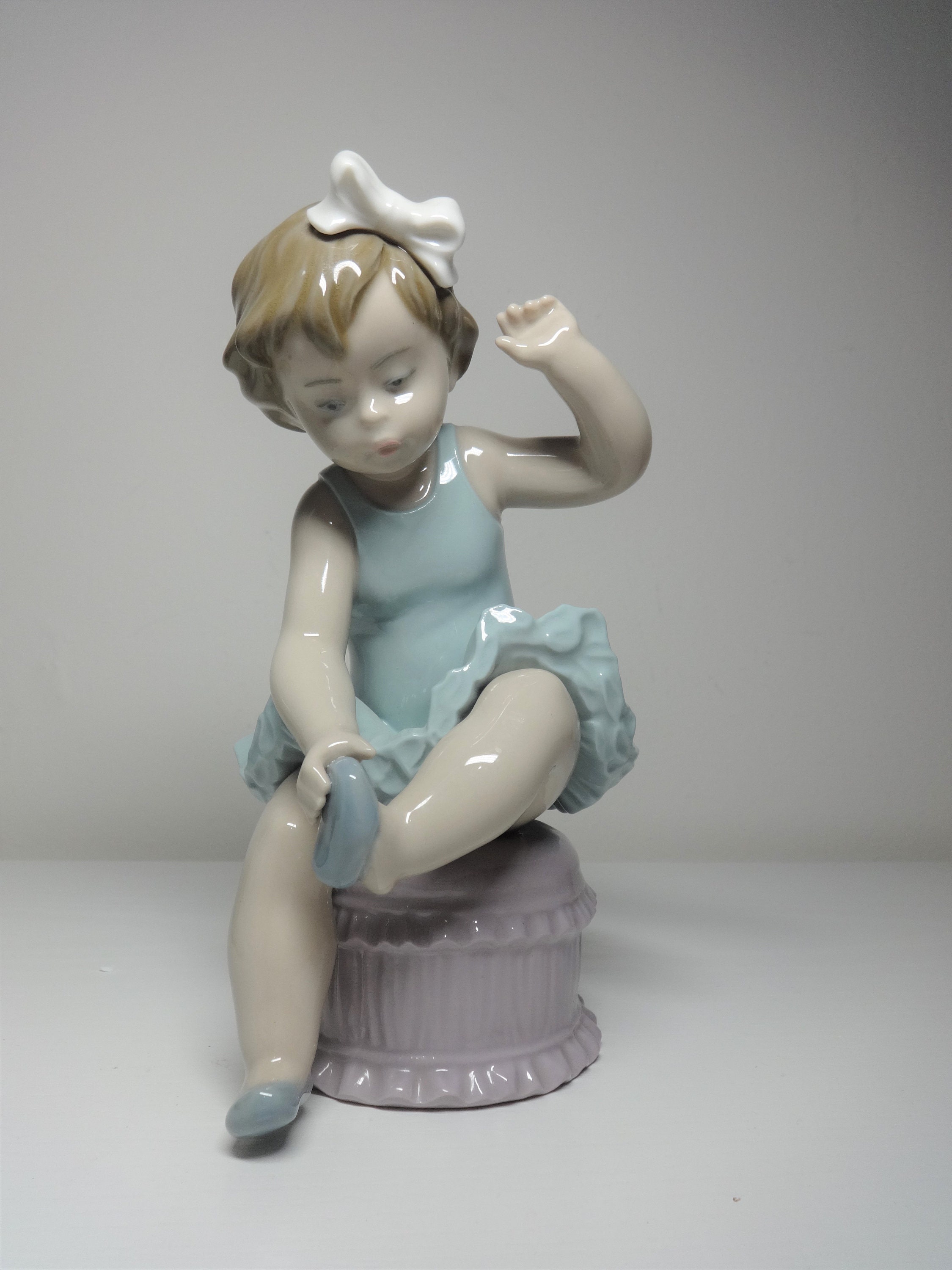 Lladro karena Little Ballerina Girl Putting on Ballet Shoes Daisa 1980 Hand  Made in Spain -  Denmark