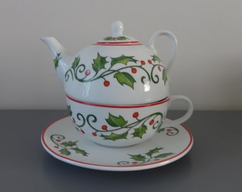 Peut inclure: Ensemble théière et tasse en porcelaine blanche avec un motif de feuilles de houx rouge et vert.
