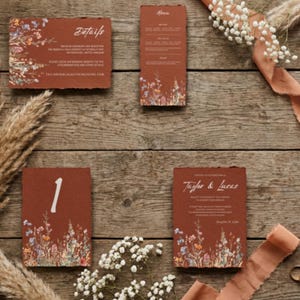 Puede incluir: Un conjunto de papelería de boda color terracota con bordes irregulares y un estampado floral en la parte inferior. Las tarjetas incluyen textos como Details, Menu, RSVP, Welcome to our wedding y los nombres Taylor & Lucas con la fecha 6 de julio de 2024.