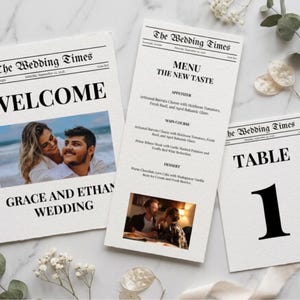 以下が含まれることがあります： 新聞「The Wedding Times」風にデザインされた白い結婚式用ペーパーアイテム3点セット。カップルの写真入りウェルカムボード、コース料理が記載されたメニュー表、テーブルナンバーカードが含まれており、すべて黒のセリフ体で印刷されています。