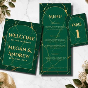 Puede incluir: Un conjunto de papelería de boda con fondo verde oscuro, vetas de mármol dorado y marcos dorados arqueados. El set incluye un cartel de bienvenida para Megan y Andrew, un menú con platos detallados y una tarjeta de número de mesa.