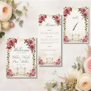 Puede incluir: Un conjunto de papelería de boda que incluye un cartel de bienvenida, un menú y una tarjeta de número de mesa. Cada pieza muestra un fondo crema con racimos de rosas de color rosa oscuro, enredaderas de hiedra verde y una ilustración de una puerta. El texto incluye Welcome to the wedding Chloe Nash & Pax Miller, Menu y table 1.