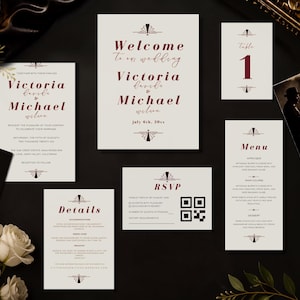 Puede incluir: Un conjunto de papelería de boda sobre un fondo oscuro con tarjetas de color blanco roto, texto en rojo oscuro y detalles art déco en negro. El set incluye un cartel de bienvenida, invitación, número de mesa, menú, tarjeta de detalles y una tarjeta RSVP con código QR.