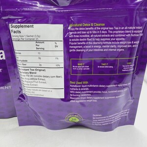Pode incluir: Embalagens roxas de suplemento Iaso Tea, uma f&oacute;rmula natural de desintoxica&ccedil;&atilde;o e limpeza. As embalagens exibem informa&ccedil;&otilde;es nutricionais, incluindo calorias e teor de fibras. A embalagem destaca os benef&iacute;cios, como controle de peso.