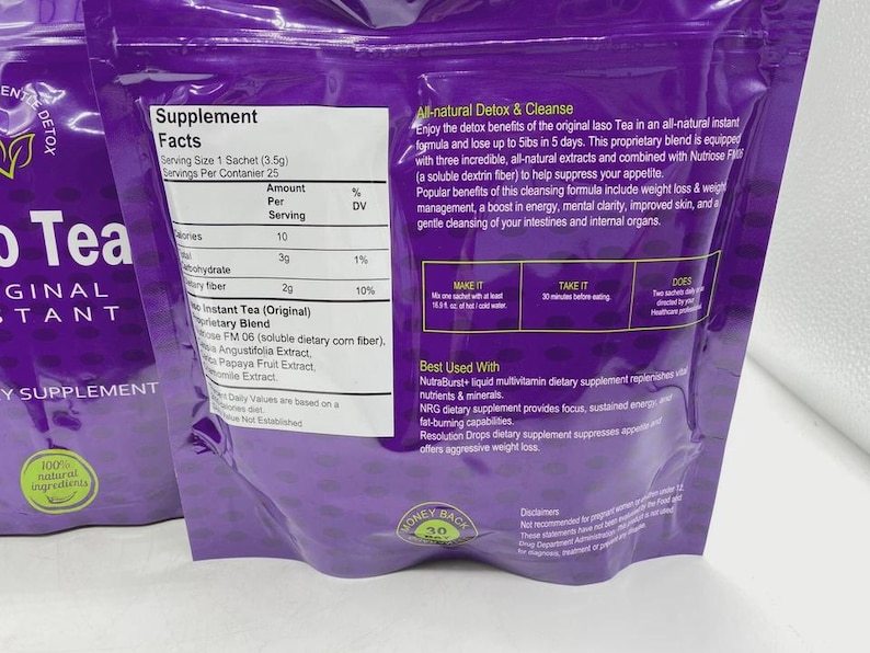 Pode incluir: Embalagens roxas de suplemento Iaso Tea, uma f&oacute;rmula natural de desintoxica&ccedil;&atilde;o e limpeza. As embalagens exibem informa&ccedil;&otilde;es nutricionais, incluindo calorias e teor de fibras. A embalagem destaca os benef&iacute;cios, como controle de peso.