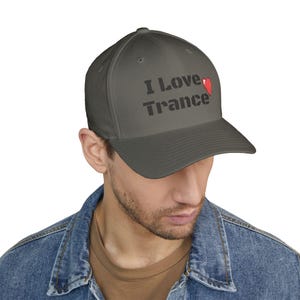 Ich liebe Trance Herz Cap DJ, Raver Musikliebhaber | Bestickte Baseballkappe, die vollständig personalisierbar ist - schreiben Sie mir eine Nachricht für Optionen