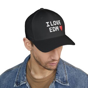 Ich liebe EDM Herz Cap | Bestickte geschlossene strukturierte Kappe