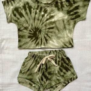 Girls Olive Sage Tie dye fashion, green tie dye set, tie dye crop tee, tie dye bummies, toddler tie dye, girls clothing sets