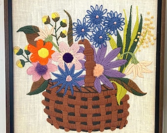 Cuadro decorativo vintage de bordado Crewel de 15x15 cm con diseño floral y cesta de flores, estilo cottagecore de los años 70.