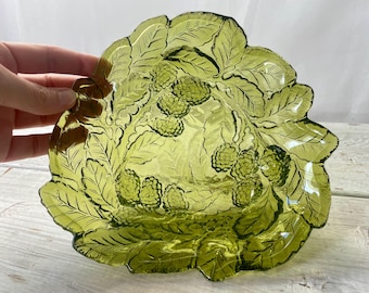 Bol Loganberry de Indiana Glass, color verde aguacate vintage, plato decorativo para dulces con motivos botánicos de mediados de siglo.