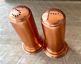 Antyczne miedziane solniczki i pieprzniczki, Portugalia, wystrój kuchni z połowy XX wieku, rustykalny stół w stylu wiejskim