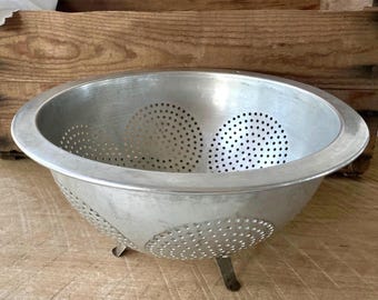C1940s Aluminum Strainer with Tripod Feet, Cottage Kitchen Decor Strainer Bowl, French Farmhouse