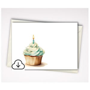 Pode incluir: Um cartão de felicitações branco com uma ilustração em aguarela de um cupcake com cobertura em espiral azul-clara, uma forma de papel bege e uma vela de aniversário azul-petróleo acesa com uma chama amarela.