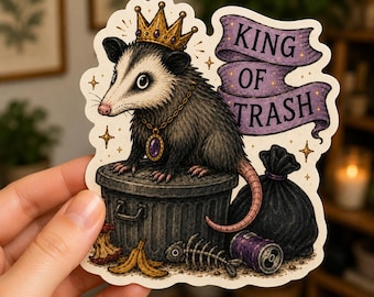 Pegatina King of Trash Possum estilo gótico cottagecore, vinilo impermeable