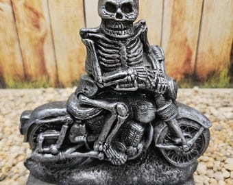 Esqueleto en motocicleta