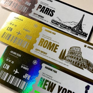Könnte beinhalten: Bordkarten-Designs für Paris, Rom und New York. Jedes Ticket enthält Zielort, Datum und Passagierinformationen. Die Tickets haben ein Metallic-Finish mit Illustrationen von Wahrzeichen wie dem Eiffelturm.