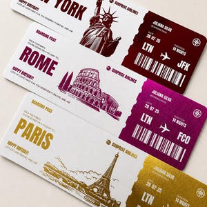 Peut inclure: Plusieurs modèles de cartes d'embarquement avec des illustrations de monuments célèbres : la Statue de la Liberté, le Colisée et la Tour Eiffel. Chaque billet est d'une couleur différente et indique les destinations "New York", "Rome" et "Paris".