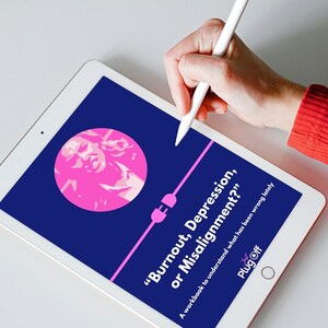 Pode incluir: Um tablet branco exibe uma tela azul escura com o texto "Burnout, Depression, or Misalignment?" em branco. Um gráfico rosa e a palavra "Plug Off" também são visíveis. Uma caneta branca é segurada sobre a tela.