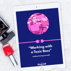 Pode incluir: Um tablet digital exibe um gráfico com o texto "Working with a Toxic Boss" em branco e rosa. A imagem apresenta uma ilustração rosa de uma mulher em um círculo. Um frasco de esmalte vermelho e um recipiente de maquiagem preto são visíveis.