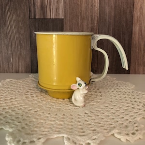 Peneira de metal amarelo vintage