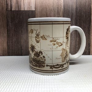 Taza de recuerdo vintage con el mapa de Hawái