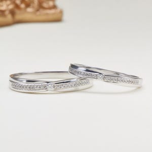 Parring med split i mitten av ädelstenen och halv pavé, labbodlade diamanter, minimalistisk vigselring i 18 karat vitt guld