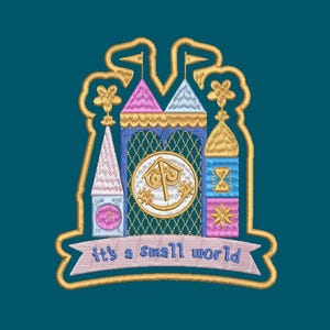 Könnte beinhalten: Gestickter Aufnäher mit einem farbenfrohen Schlossdesign, goldenen Verzierungen und dem Text "it's a small world" auf einem Banner. Das Schloss hat rosa, blaue und gelbe Akzente auf einem tealblauen Hintergrund.