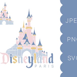 Può includere: Un grafico digitale del castello di Disneyland Paris in tonalità pastello rosa, blu e giallo. Il testo Disneyland Paris è visualizzato sotto il castello. A destra, i formati di file JPEG, PNG e SVG sono elencati in testo bianco.