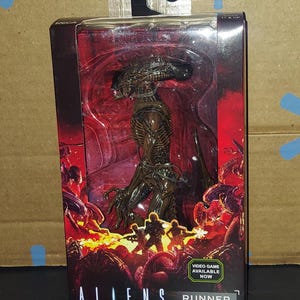 Puede incluir: Figura de acción Runner Alien en caja de la serie "Aliens: Fireteam Elite". La figura es de color marrón oscuro y se muestra en una caja de plástico transparente. La caja presenta un gráfico rojo y negro con el texto "Aliens Fireteam Elite" y "Runner Alien".