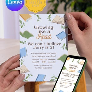 Może przedstawiać: Jasnoniebieskie zaproszenie z tekstem "Growing like a Read" i "We can't believe Jerry is 2!" jest trzymane przed smartfonem wyświetlającym ten sam projekt. Zaproszenie zawiera ilustracje książek i szczegóły wydarzenia.