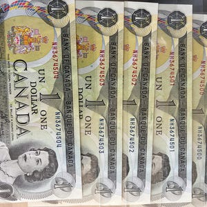32 banconote da 1 dollaro canadese del 1973, non circolate, con numeri di serie consecutivi.
