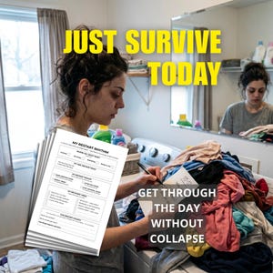 Puede incluir: Una mujer en un lavadero escribe en un bloc de notas. El bloc de notas se titula "My Restart Rhythm". La imagen tiene el texto "Just Survive Today" y "Get Through The Day Without Collapse". Una pila de ropa sucia está frente a la mujer.