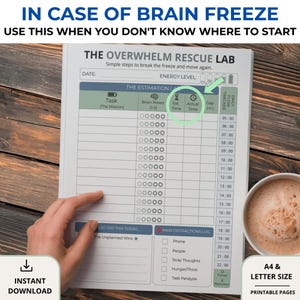 Può includere: Un pianificatore stampabile con il testo "IN CASE OF BRAIN FREEZE" e "THE OVERWHEM RESCUE LAB". Il pianificatore include sezioni per la stima dei compiti, i livelli di energia e un tracker del flusso giornaliero. L'immagine include anche una tazza di caffè.