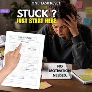 Peut inclure: Une femme regarde une feuille de travail intitulée « One Task Reset ». La feuille de travail comporte des sections pour se concentrer sur une tâche, noter les distractions et suivre les progrès. Le texte sur l'image indique « Stuck? Just Start Here » et « No Motivation Needed ».