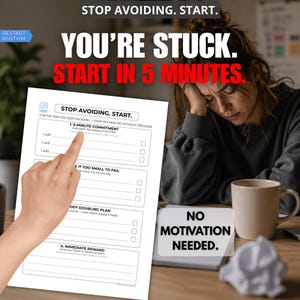 Peut inclure: Image avec le texte : "STOP AVOIDING. START. YOU'RE STUCK. START IN 5 MINUTES." Une femme pose sa tête sur sa main, à côté d'une tasse et d'un papier froissé. Une main pointe vers une feuille de travail avec des instructions.